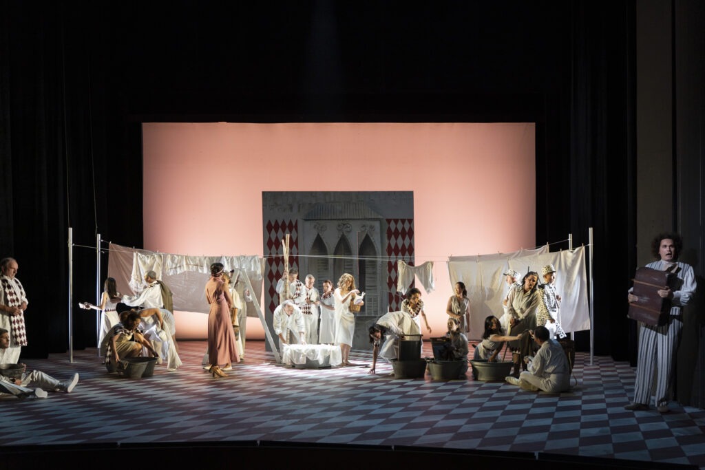 250929-Giessen-L'elisir-d'amore-©LenaBils_LB26801