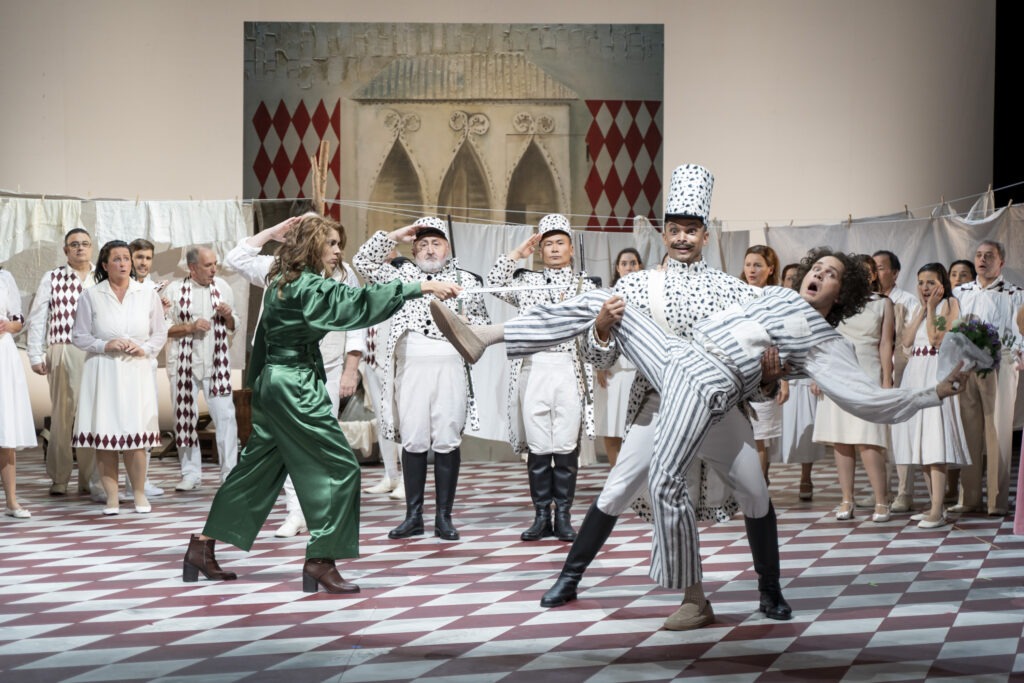 250929-Giessen-L'elisir-d'amore-©LenaBils_LB26958